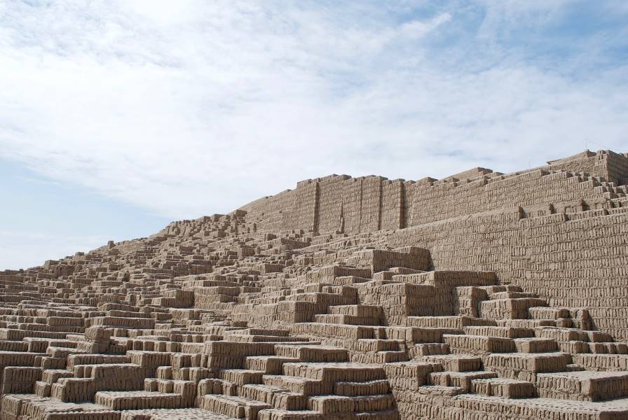 piramide de adobe de la huaca pucllana