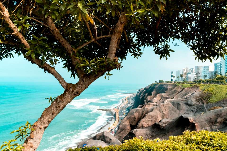 vista del oceano pacifico desde el malecon de miraflores