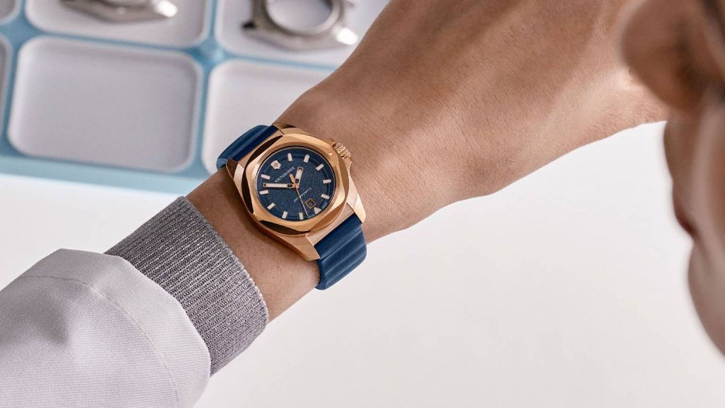 reloj inox small azul con correa de caucho victorinox
