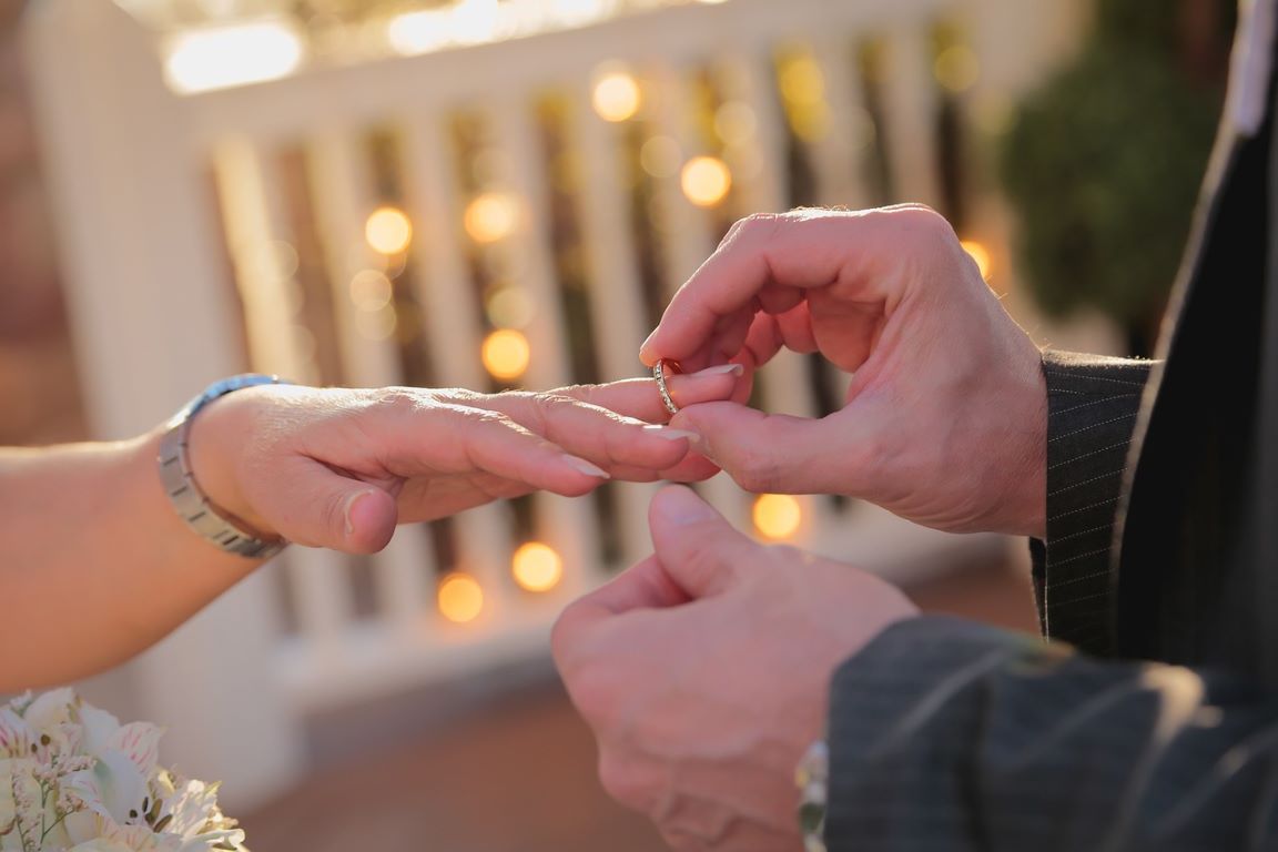 pareja intercambiando anillos de boda