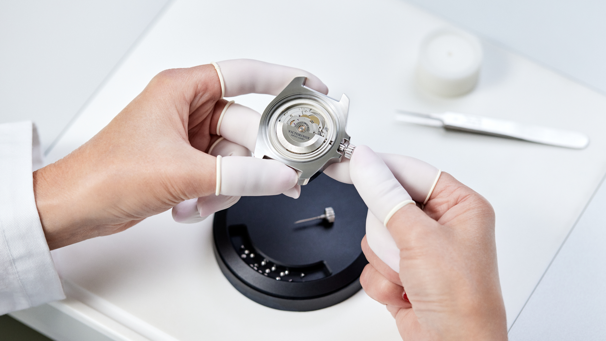 Cómo se hace un reloj suizo: la excelencia de Victorinox en cada detalle