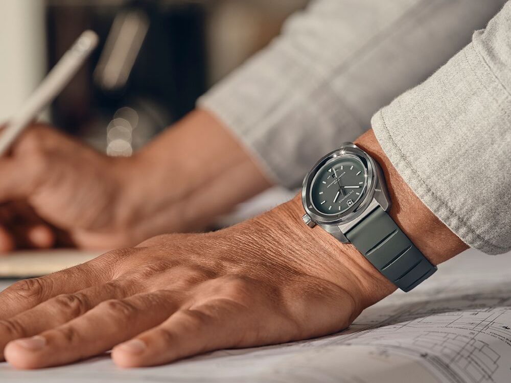 Reloj solar para hombre junto a accesorios de trabajo y uso diario