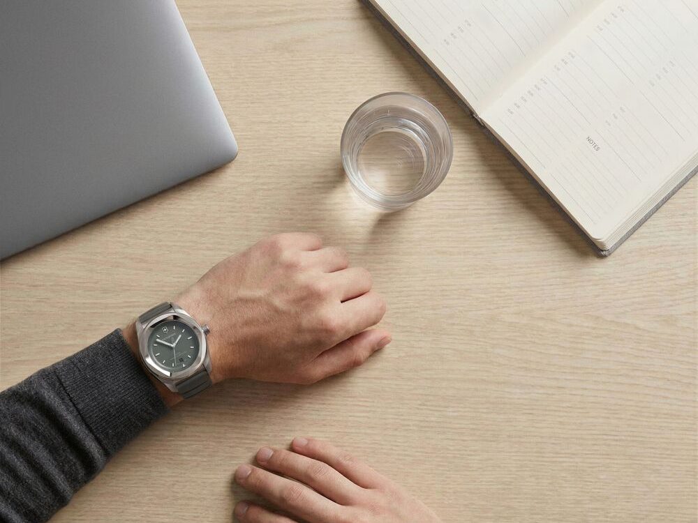 Reloj solar para hombre trabajando