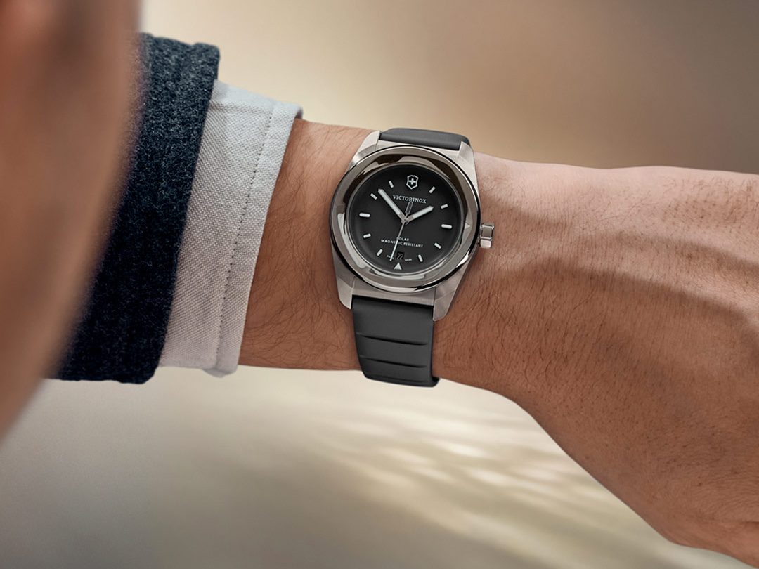 Elegante Reloj solar Victorinox en la muñeca